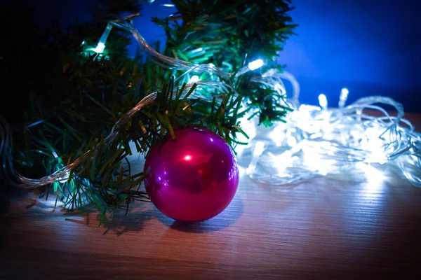 Крупним Планом Різдвяні Прикраси Білому Сільському Столі Фоном Світла — стокове фото
