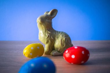 Ahşap arka planda paskalya yumurtaları