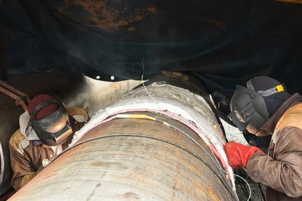 Parallel welding of two pipe welders simultaneously host large diameter pipeline — ストック写真