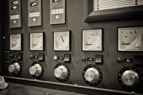 Dashboard besturingselement voor lokale warmtebehandeling van gelaste verbindingen met temperatuursensoren en Ampèremeters — Stockfoto