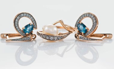 altın yüzük, küpe ve zincirler