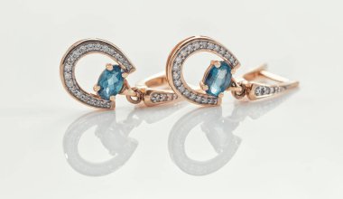 altın yüzük, küpe ve zincirler