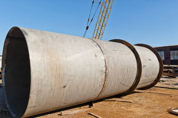 Large welded pipe lies at the base of the metal — Stock Photo, Image