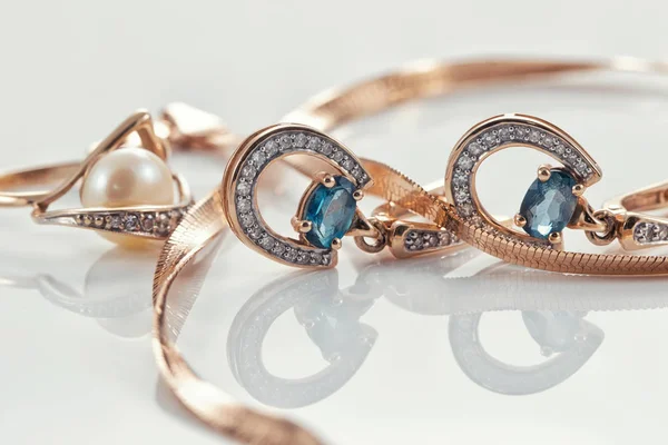 Gouden ring, oorbellen en Colliers — Stockfoto