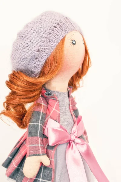 Ručně vyrobená panenka s kudrnatými zrzavými vlasy — Stock fotografie