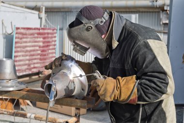 Kaynak üretim birimleri ve boru hatları parçalar üzerinde çalışır