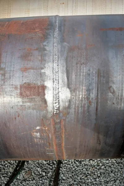 Costura soldada em um tubo de aço cromemolybdenum de grande diâmetro — Fotografia de Stock