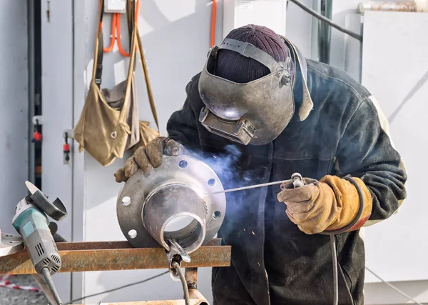 Manual arc welding conical transition with a skirted flange — Stock Photo, Image