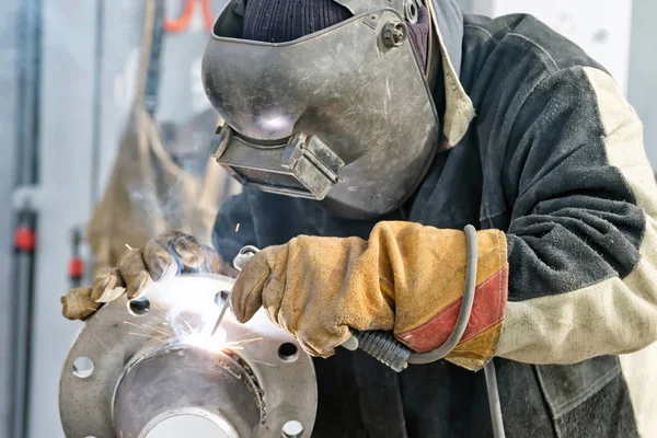 Welding works on manufacturing of units and parts of pipelines — Stock Photo, Image