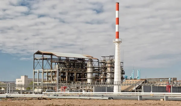 Instalación antigua de una chimenea de refinería bajo el cielo nublado —  Fotos de Stock