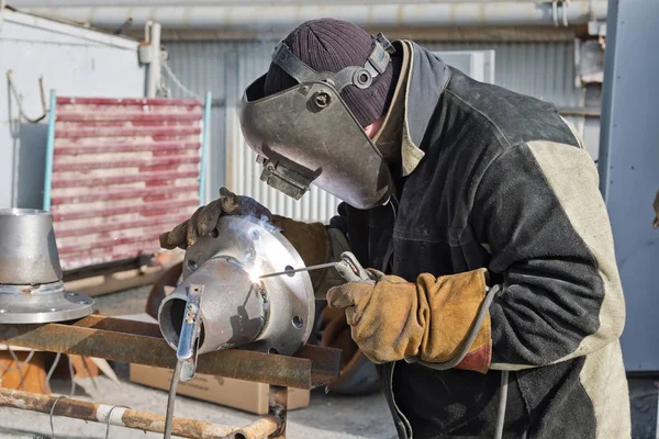 Trabalhos de soldadura na fabricação de unidades e peças de tubulações — Fotografia de Stock
