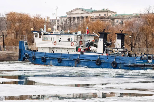 El remolcador del río flota en el canal navegable ya está encadenado por —  Fotos de Stock