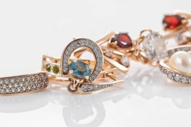 farklı bir altın küpe