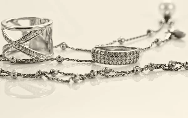 Серебряное кольцо с драгоценными камнями и серебряной цепью — стоковое фото