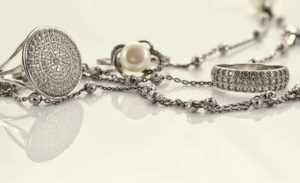 Silberringe mit Zirkonia in verschiedenen Formen und einem Ring mit — Stockfoto