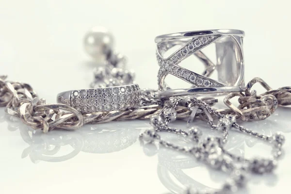 Stříbrný prsten s drahými kameny a jemný stříbrný řetízek — Stock fotografie