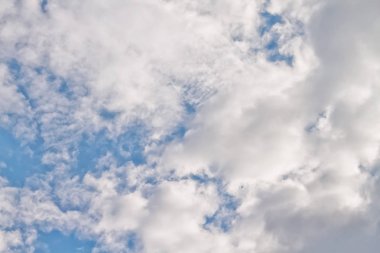 Beyaz kabarık bulutlar mavi gökyüzünde yüzen