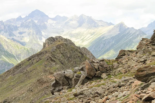 Dombai içinde bir dağ karşı büyük kayalar görünümlerini geçmek — Stok fotoğraf