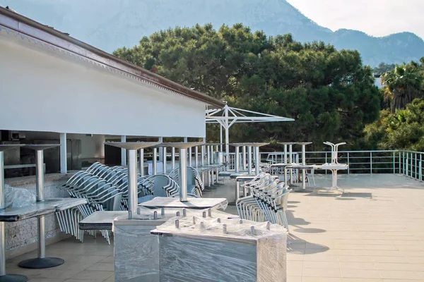 Mesas, sillas y muebles especiales para cafés está sellado en celofán en el sitio para una cafetería de verano — Foto de Stock