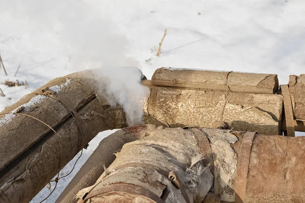 Stoom lek via een scheur in de uitlaatpijp Verwarming — Stockfoto