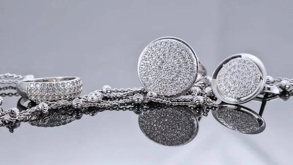 Inusual cadena de plata hermosa y un anillo de plata con gemas —  Fotos de Stock