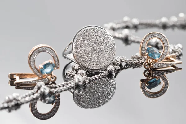 Elegantní neobvyklé stříbrný řetízek a zlatých šperků — Stock fotografie