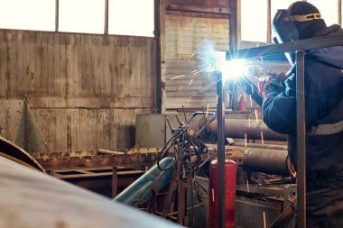 Dükkanda metal yapıların yarı otomatik kaynak
