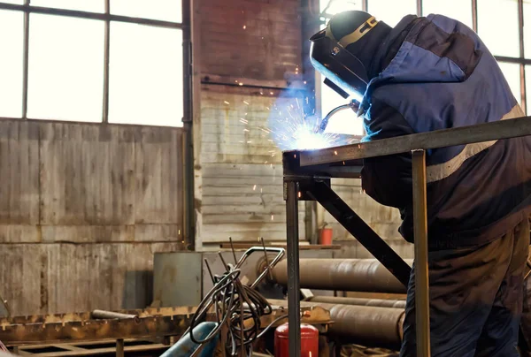 Soldadura semiautomática de estructuras metálicas en el taller —  Fotos de Stock