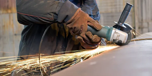 Sparks when machining a weld bead on the pipe — Stock Photo, Image