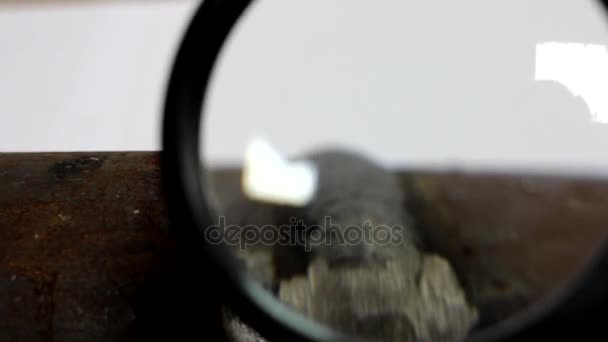 Inspections visuelles du tuyau de soudure avec une loupe 