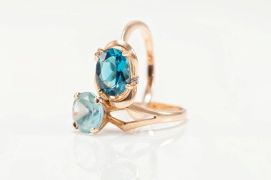 Farklı renklerde topazes ile iki altın yüzük