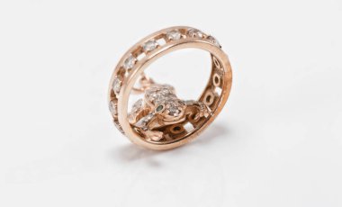 Kurbağa şeklinde altın kolye altın bir yüzük içinde sürünür