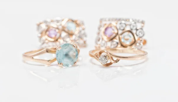 Két arany gyűrűk Topáz és gyémánt fülbevalóval — Stock Fotó