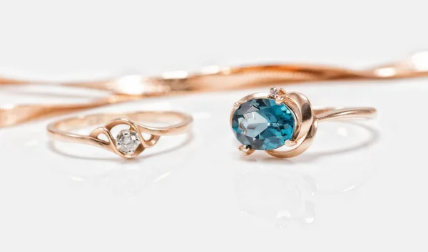 Goldring mit Diamant und dunklem Topas — Stockfoto