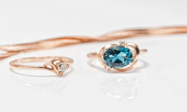 Gouden ring met diamant en donkere Topaz — Stockfoto