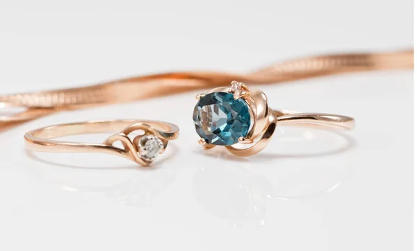 金戒指，钻石和深色托帕石 — 图库照片