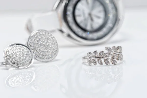 Zilveren sieraden met parels en elegante vrouw horloges — Stockfoto