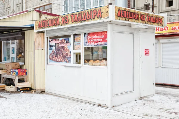 Rua stall vendendo bolos de pão cozidos em um verdadeiro tandoor — Fotografia de Stock