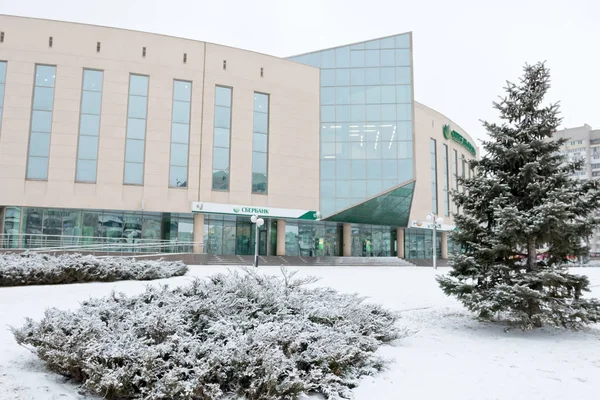 Grand bureau de Sberbank situé dans un immeuble de verre et conc — Photo