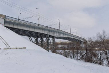 Otoyol köprü üzerinde gezinebilir Volga-don kanal içinde belgili tanımlık kış 