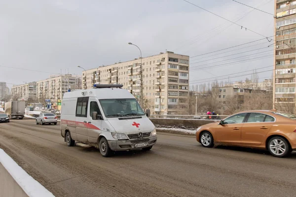 Скорая, основанная на фургоне Мерседеса, спешит вызвать скорую. — стоковое фото