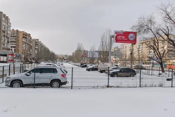 Небольшая охраняемая автостоянка между дорогой и жилыми помещениями — стоковое фото