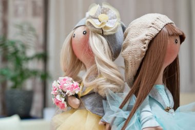 İki el yapımı bez bebek - sarı ve kahverengi saçlı
