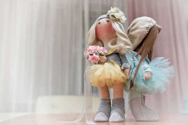 Dos muñecas de trapo hechas a mano - rubia y morena — Foto de Stock