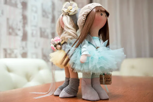 Duas bonecas de trapo artesanais loira e de cabelos castanhos — Fotografia de Stock