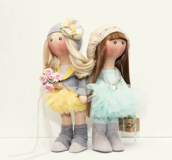 Две тряпичные куклы ручной работы - блондинка и каштановые волосы — стоковое фото