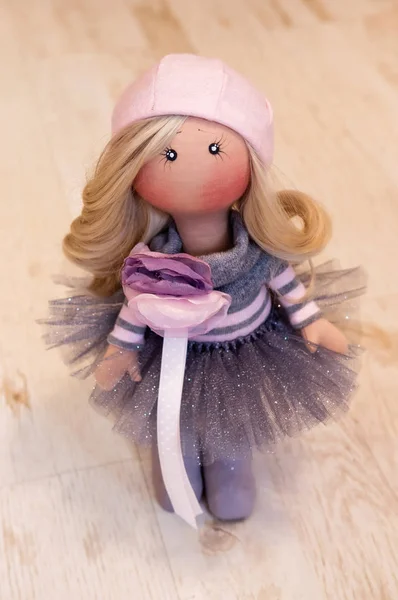 Handgemachte Puppe mit Naturhaar in rosa Baskenmütze — Stockfoto