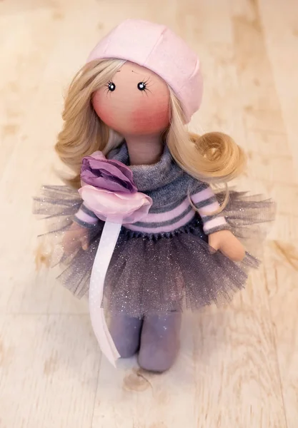 Muñeca hecha a mano con pelo natural en una boina rosa — Foto de Stock