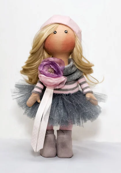 Boneca artesanal com cabelo natural em uma boina rosa — Fotografia de Stock