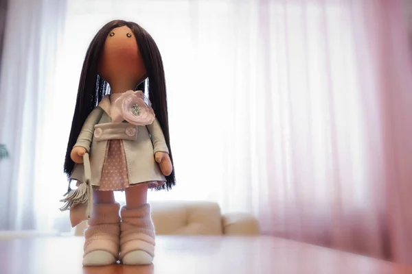 Тряпичная кукла текстиль ручной работы с натуральными волосами — стоковое фото